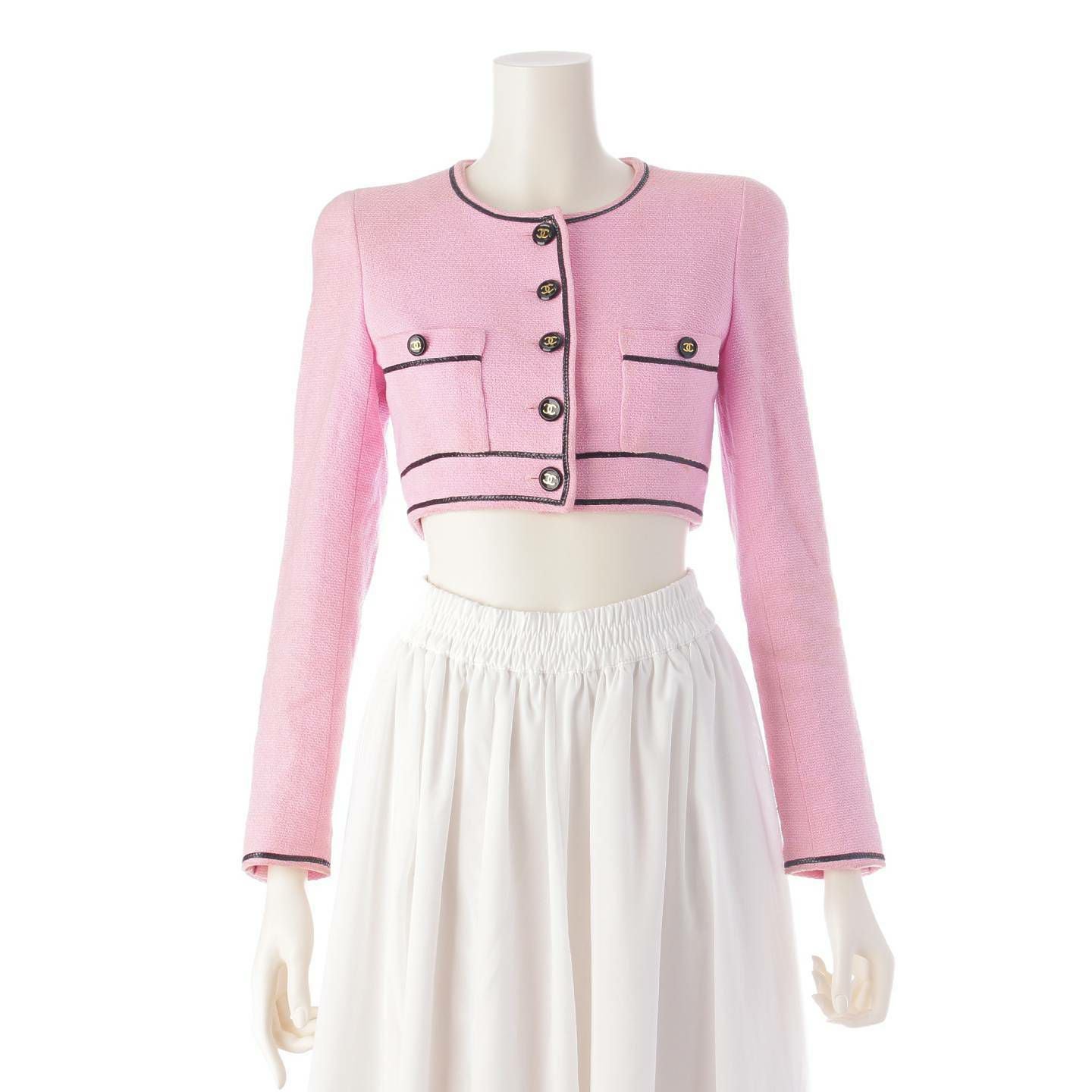 CHANEL - シャネル 95P  ココボタン トリミング クロップド ショート ノーカラージャケット P04783 ピンク 34【中古】 シャネル 95P ココボタン トリミング クロップド ショート ノーカラー