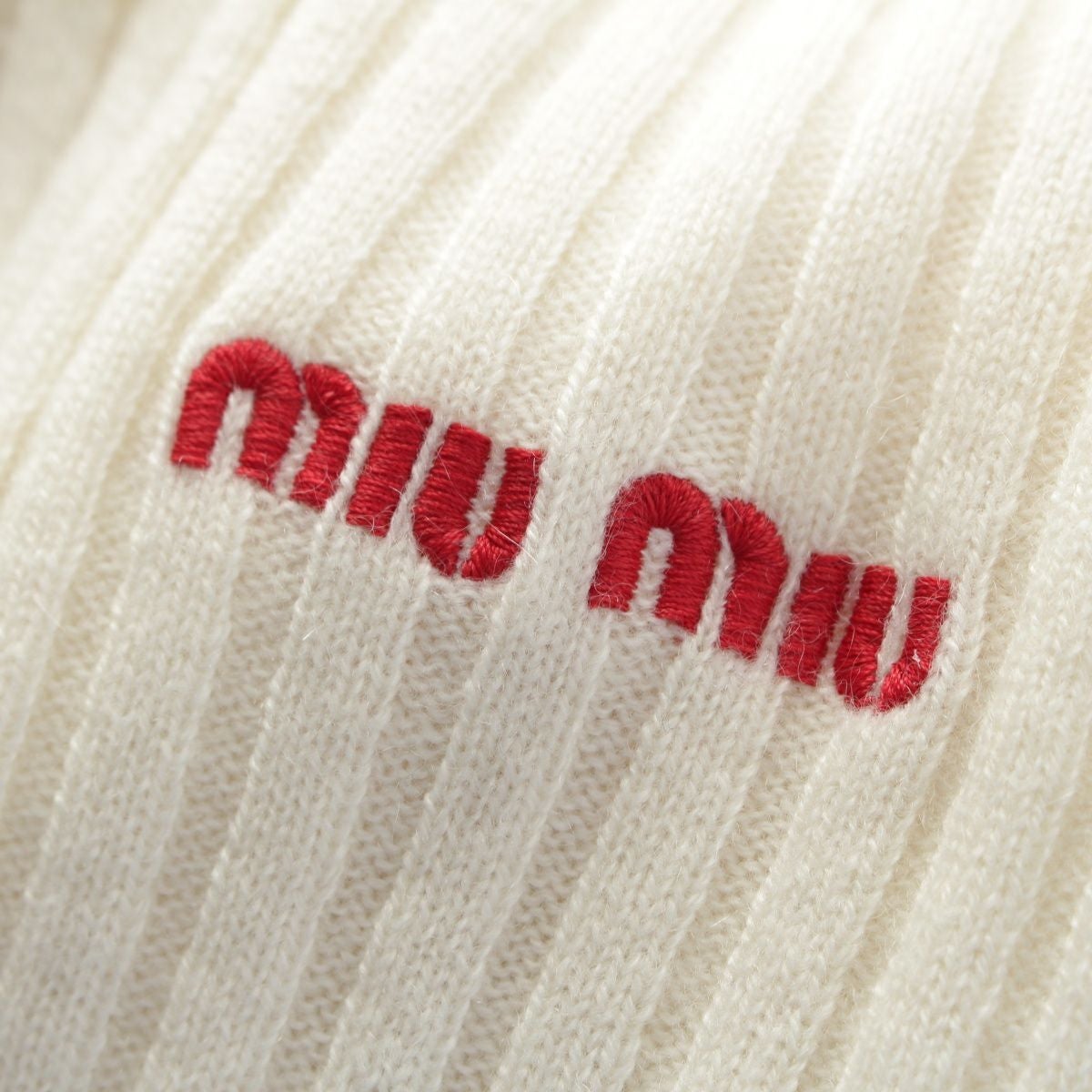 MIU MIU - ミュウミュウ 24-25AW カシミヤ ロゴ ニット 半袖 ポロシャツ トップス MMLA34 オフホワイト 42【中古】 ミュウミュウ 24-25AW カシミヤ ロゴ ニット 半袖 ポロシャツ トップス