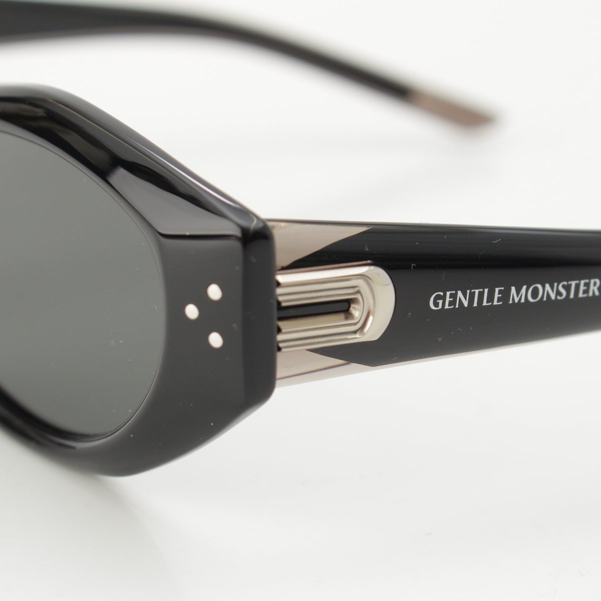 ジェントルモンスター GENTLE MONSTER Dada-01 ロゴ バタフライ