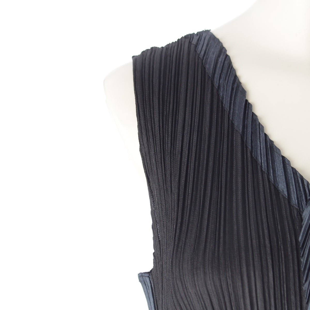 新品同様プリーツプリーズノースリーブ イッセイミヤケ プリーツプリーズ PLEATS PLEASE 変形 ノースリーブ