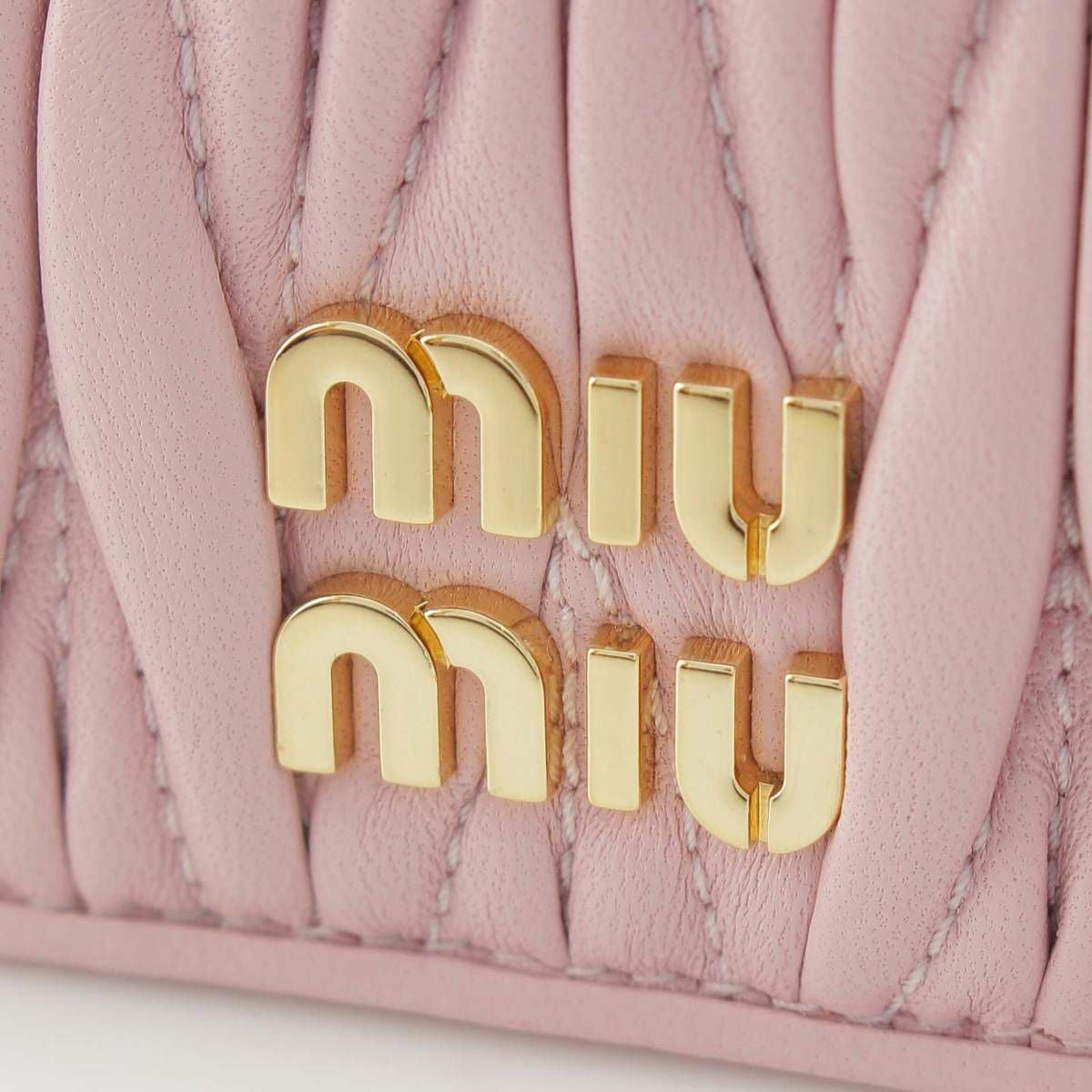 ミュウミュウ♡ケース マテラッセ ピンク ベージュ系 ゴールド金具 ミュウミュウ Miu Miu ロゴ マテラッセ レザー ゴールド金具 カード