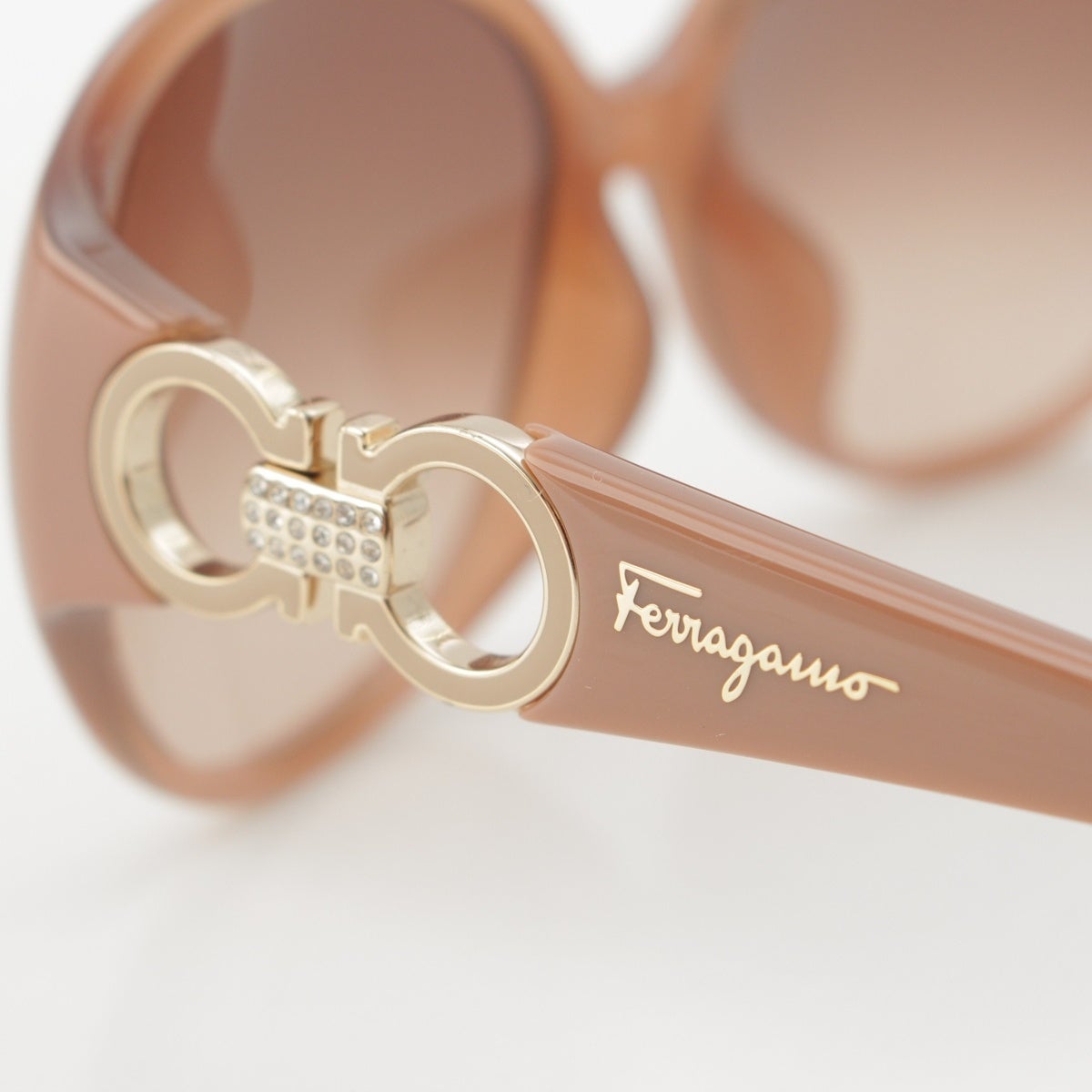 Ferragamo サングラス　フェラガモ ラインストーン　SF896SRA サルヴァトーレフェラガモ ガンチーニ金具 ラインストーン サングラス